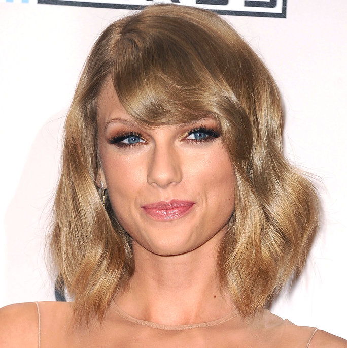 Тейлър Swift poses in the press room at the 2014 American Music Awards at Nokia Theatre L.A. Live on November 23, 2014 in Los Angeles, California.