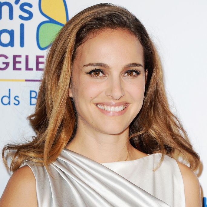 актриса Natalie Portman arrives at the Children's Hospital Los Angeles Gala Noche de Ninos at L.A. Live Event Deck on October 11, 2014 in Los Angeles, California.