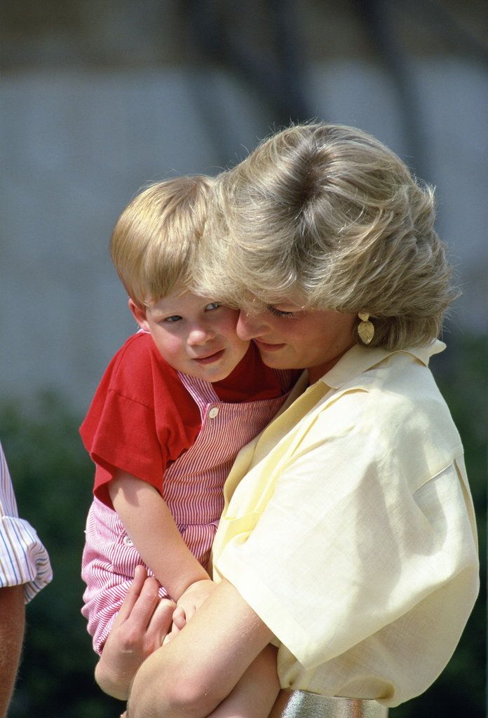 Πριγκίπισσα Diana and Prince Harry lead