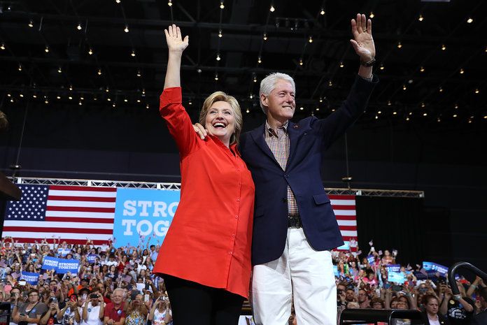 Хилъри Clinton And Tim Kaine Take Campaign Bus Tour Through Pennsylvania And Ohio