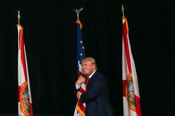 Доналд Trump Hugs Flag