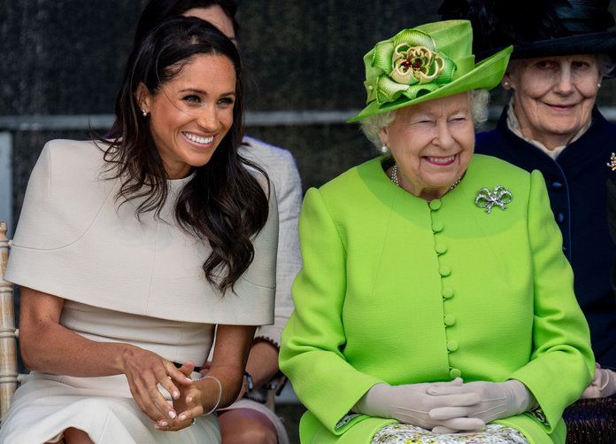 Βασίλισσα Elizabeth and Meghan Markle giggling lead