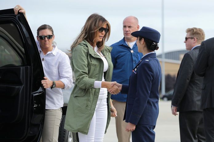 Πρώτα Lady Melania Trump Visits Immigrant Detention Center On U.S. Border